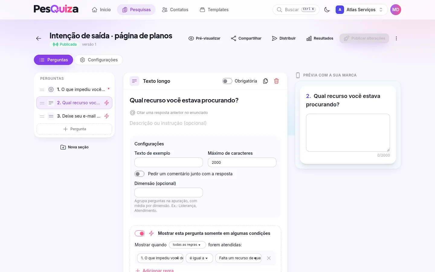 Construtor de pesquisas com a lista de perguntas, o editor com lógica condicional e a prévia com a marca.